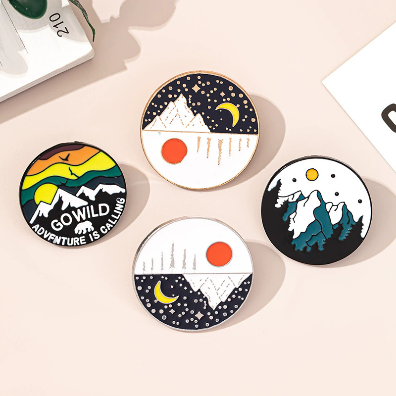 Outdoor Adventure Friends - Outdoor Avontuur Emaille Pins Schilderachtige Berg
