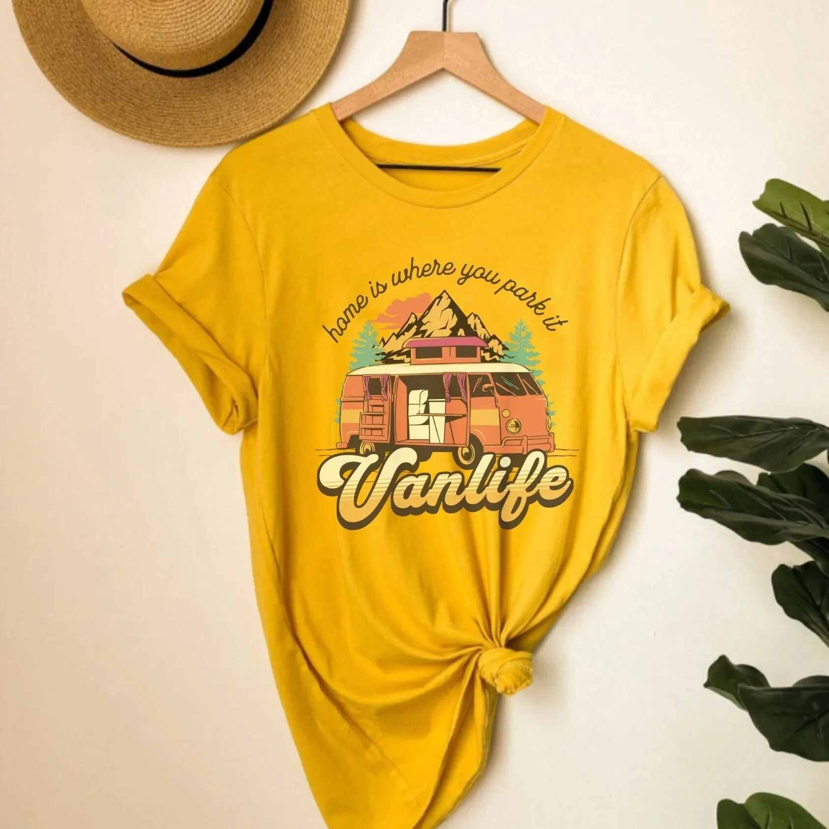 Vanlife T-shirt Van Camping Ad - Outdoor Adventure Girl recensie en prijs